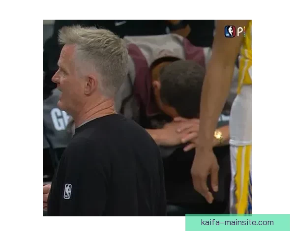 穆迪伤退接受医疗救治 双方球员泪水盈眶全场陷入沉寂