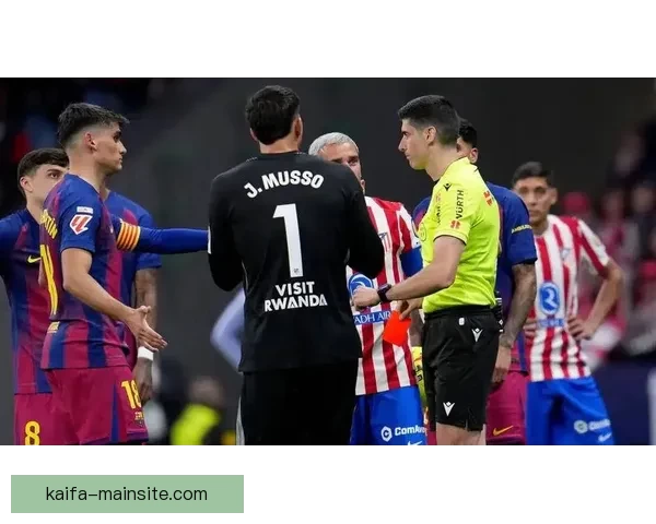 巴萨球员脚踩马竞球员脚踝无红牌 皇马队长妻子愤怒批评裁判偏袒